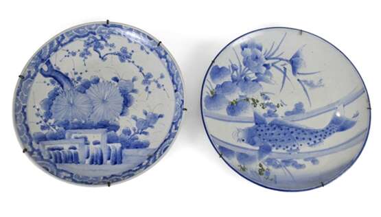 Zwei große Porzellan-Rundplatten mit blau-weißem Fisch- und Blütendekor - фото 1