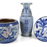 Porzellanvase mit Shuangxi-Dekor, eine Rundplatte und ein Cachepot mit Blütendekor - photo 1