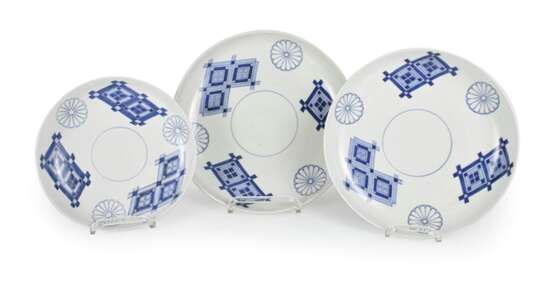 Drei unterglasurblau dekorierte Teller mit Kikumon und Rautenmuster - Foto 1