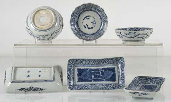 Gruppe von unterglasurblau dekoriertem Porzellan, teils mit Spiralmuster - Foto 3