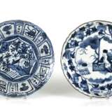 Blütenförmige Kakiemon-Schale und Kraak-Teller aus Porzellan, unterglasur blau dekoriert - Foto 1
