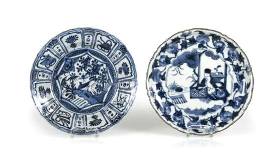 Blütenförmige Kakiemon-Schale und Kraak-Teller aus Porzellan, unterglasur blau dekoriert - Foto 1
