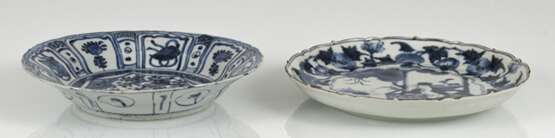 Blütenförmige Kakiemon-Schale und Kraak-Teller aus Porzellan, unterglasur blau dekoriert - Foto 3