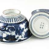 Zehn Teller und eine tiefe Schale aus Porzellan, unterglasurblau dekoriert - Foto 2