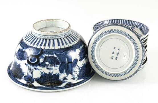 Zehn Teller und eine tiefe Schale aus Porzellan, unterglasurblau dekoriert - photo 2