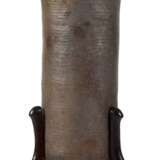 Zylindrische Vase aus Keramik auf Holzstand - photo 1