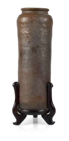 Zylindrische Vase aus Keramik auf Holzstand - Foto 1