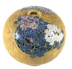 Koro aus Porzellan in Form eines geflochtenen Korbs mit Päonien
