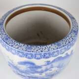 Blau-weiß dekorierter Porzellan-Cachepot mit Gelehrtenlandschaft - Foto 2