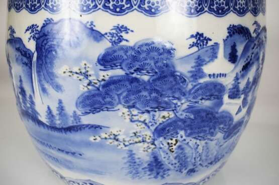 Blau-weiß dekorierter Porzellan-Cachepot mit Gelehrtenlandschaft - фото 3