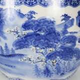 Blau-weiß dekorierter Porzellan-Cachepot mit Gelehrtenlandschaft - фото 3