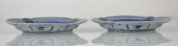 Paar vierpassige Porzellanteller mit blau-weißem Fischerdekor - Foto 2