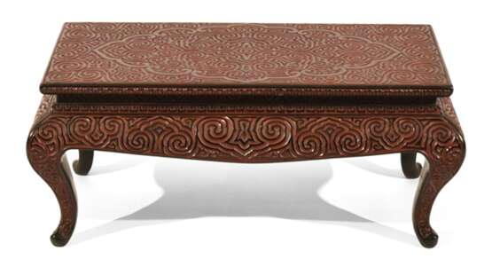Kleiner rechteckiger Tisch mit Guri-Lack-Dekor - фото 1