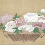 Malerei im Stil von Kano Tsunenobu: Pfingstrosenbouquet in einem Korb, Hängerolle - фото 1