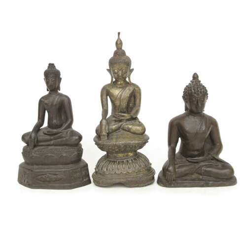 Drei Bronzefiguren des Buddha - Foto 1