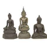 Drei Bronzefiguren des Buddha - photo 1