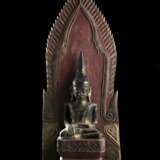 Holzfigur des Buddha Shakyamuni mit Lackauflage und Vergoldung - photo 1