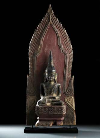 Holzfigur des Buddha Shakyamuni mit Lackauflage und Vergoldung - фото 1
