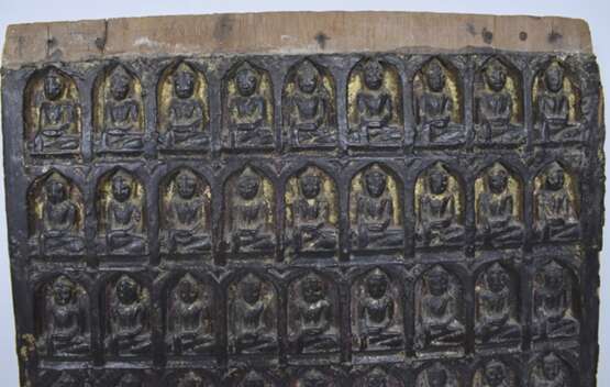 Reliefpaneel aus Holz mit Buddha-Darstellungen mit Fassung - Foto 2