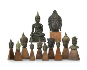 Elf Bronzeköpfe und eine Bronzeskulptur des Buddha Shakyamuni