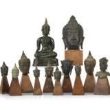 Elf Bronzeköpfe und eine Bronzeskulptur des Buddha Shakyamuni - photo 1
