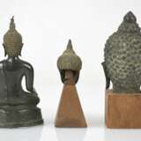 Elf Bronzeköpfe und eine Bronzeskulptur des Buddha Shakyamuni - photo 2