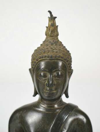 Elf Bronzeköpfe und eine Bronzeskulptur des Buddha Shakyamuni - фото 4