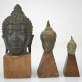 Elf Bronzeköpfe und eine Bronzeskulptur des Buddha Shakyamuni - photo 5