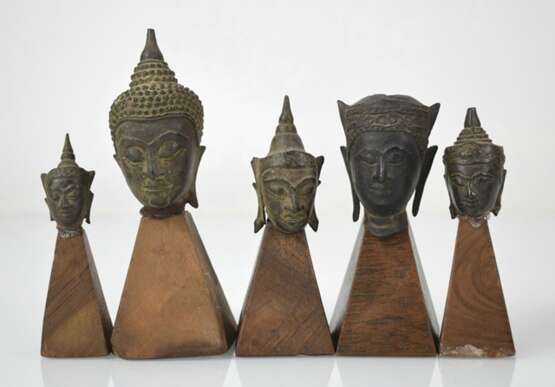 Elf Bronzeköpfe und eine Bronzeskulptur des Buddha Shakyamuni - фото 7
