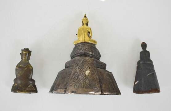 Drei Bronzeskulpturen des Buddha Shakyamuni - photo 2