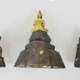 Drei Bronzeskulpturen des Buddha Shakyamuni - photo 2