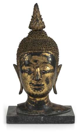 Kopf des Buddha Shakyamuni aus Bronze mit goldfarbener und schwarzer Lackfassung - Foto 1
