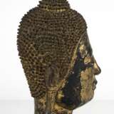 Kopf des Buddha Shakyamuni aus Bronze mit goldfarbener und schwarzer Lackfassung - фото 2