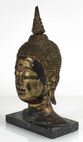 Kopf des Buddha Shakyamuni aus Bronze mit goldfarbener und schwarzer Lackfassung - Foto 4