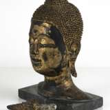 Kopf des Buddha Shakyamuni aus Bronze mit goldfarbener und schwarzer Lackfassung - photo 5