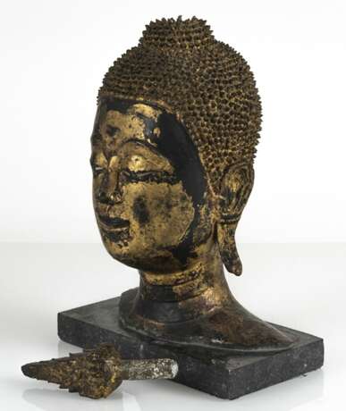 Kopf des Buddha Shakyamuni aus Bronze mit goldfarbener und schwarzer Lackfassung - Foto 5