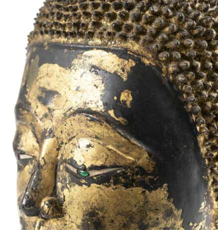 Kopf des Buddha Shakyamuni aus Bronze mit goldfarbener und schwarzer Lackfassung - фото 6