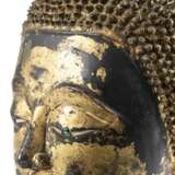 Kopf des Buddha Shakyamuni aus Bronze mit goldfarbener und schwarzer Lackfassung - Foto 6