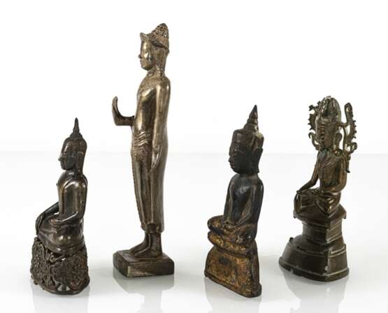 Vier Bronzefiguren des Buddha - photo 2