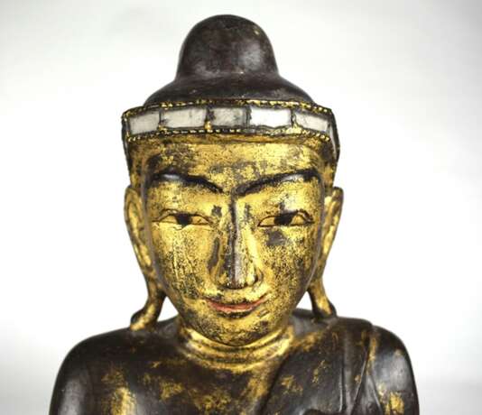 Holzfigur des sitzenden Buddha Shakyamuni - photo 4