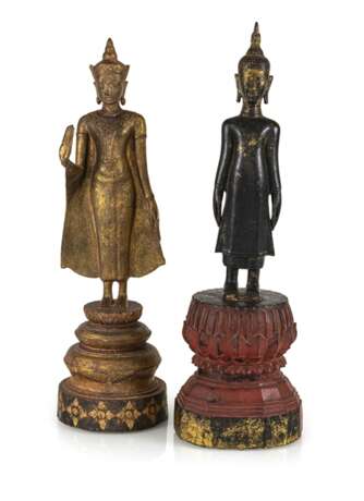 Zwei Holz- und Bronzefiguren des Buddha Shakyamuni - photo 1