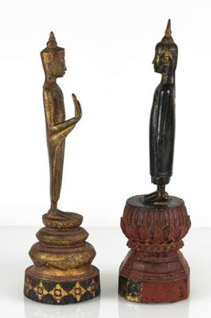Zwei Holz- und Bronzefiguren des Buddha Shakyamuni - photo 2