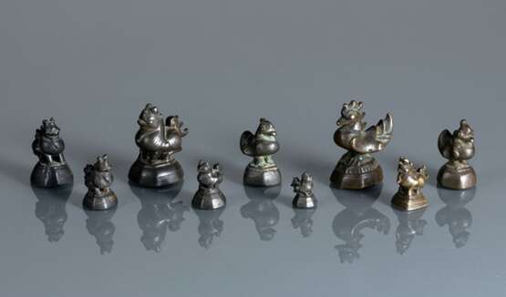 Gruppe von neun Opiumgewichten aus Bronze in Vogel- bzw. Tierform - Foto 1