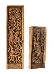Zwei Holzpaneele mit Schnitzereien hinduistischer Gottheiten
