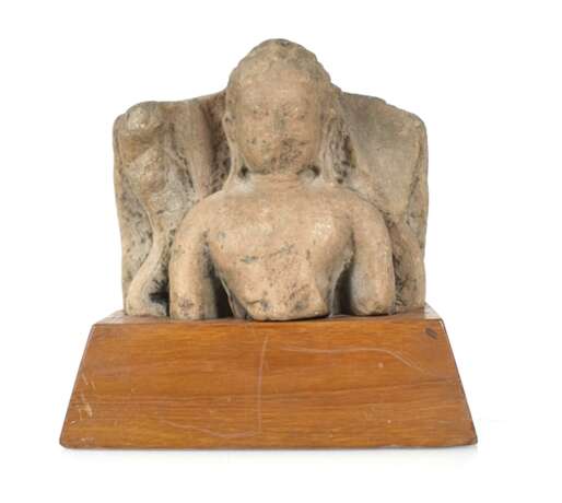 Steinskulptur des Buddha auf einem Holzsockel - фото 1