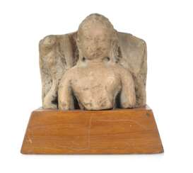 Steinskulptur des Buddha auf einem Holzsockel