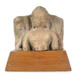 Steinskulptur des Buddha auf einem Holzsockel - фото 1