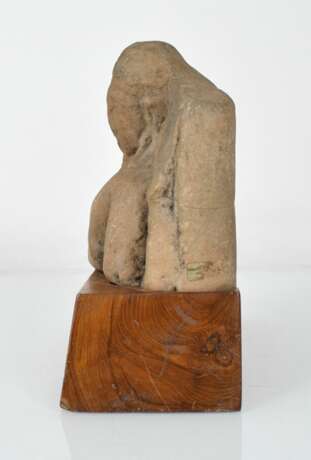 Steinskulptur des Buddha auf einem Holzsockel - Foto 2