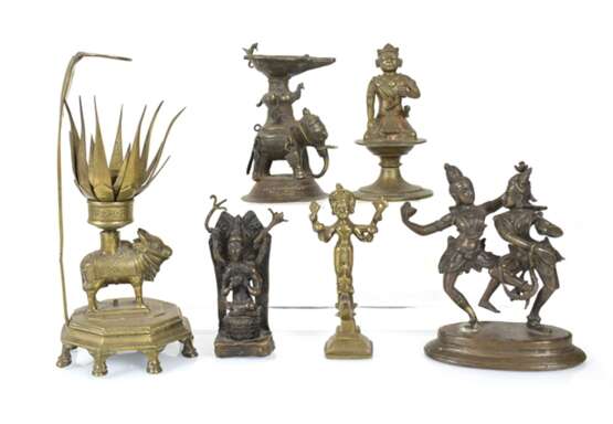 Sechs Bronzeskulpturen, u. a. eine Öllampe, Krishna und Radha - photo 1