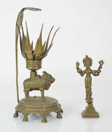 Sechs Bronzeskulpturen, u. a. eine Öllampe, Krishna und Radha - фото 2